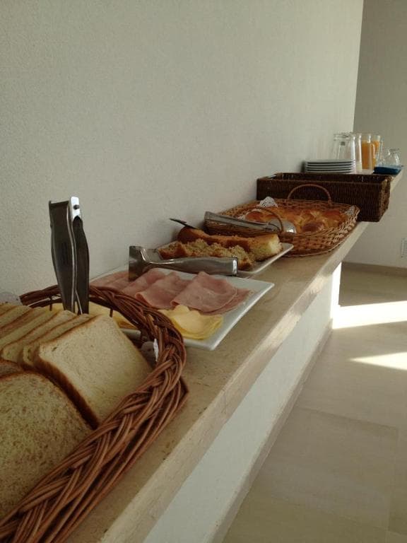 Pileta climatizada del hotel con espacios de descanso